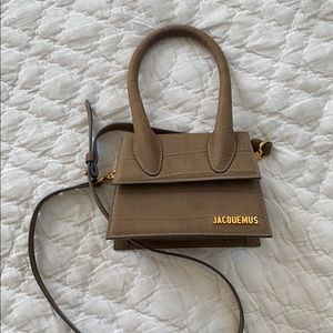 Jacquemus Le Chiquito Moyen Bag